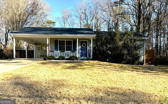 view of front of property featuring a front lawn, a carport, and covered porch