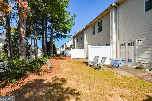 view of yard featuring a patio