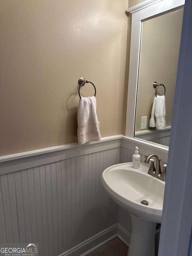 bathroom featuring sink