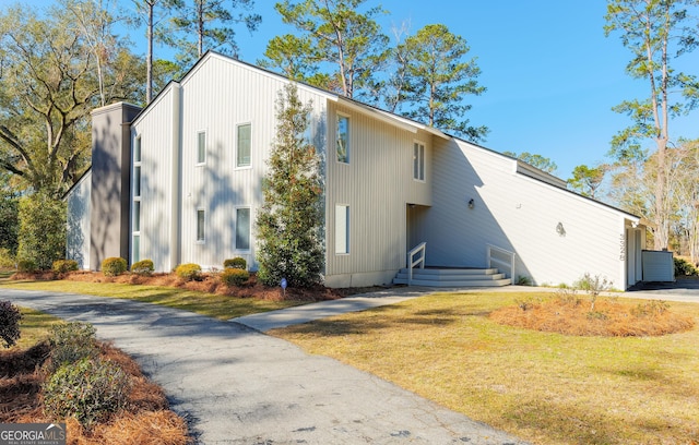 view of side of property featuring a lawn