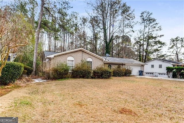 view of front of house featuring a garage and a front yard