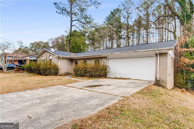 view of front of house featuring a garage and a front yard