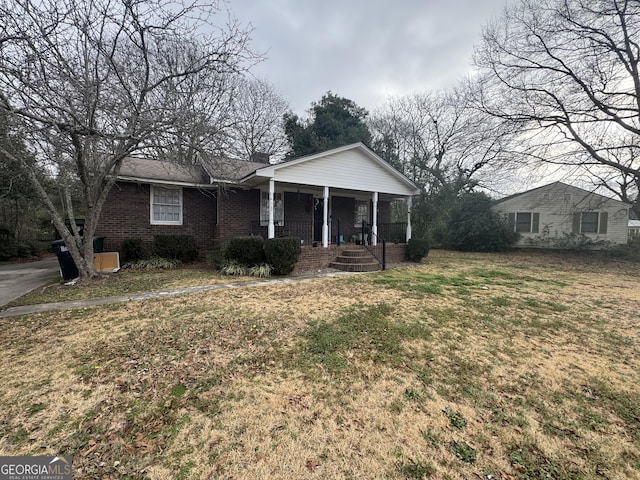 view of front of property featuring covered porch and a front yard