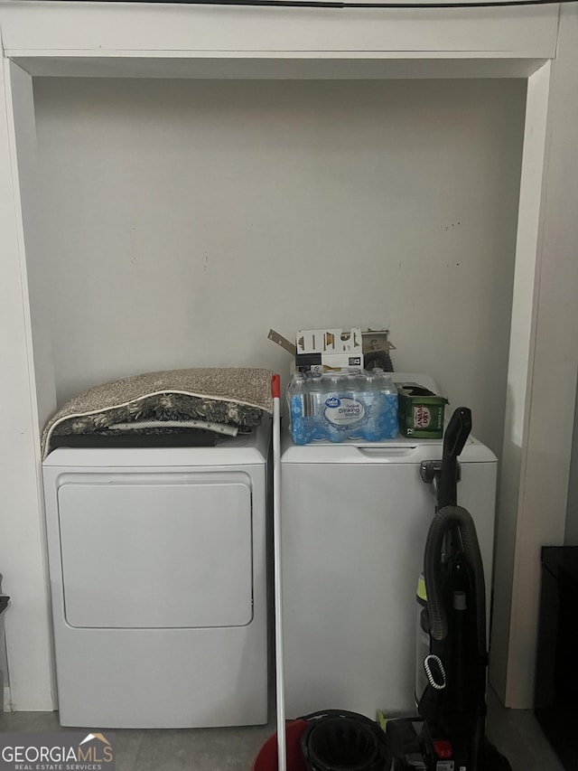 washroom featuring washing machine and clothes dryer