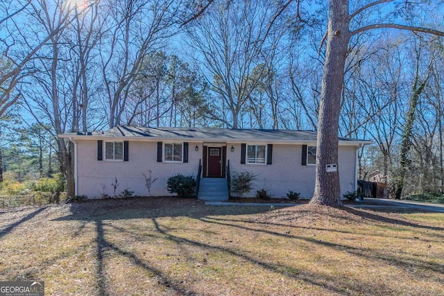 single story home with a front lawn