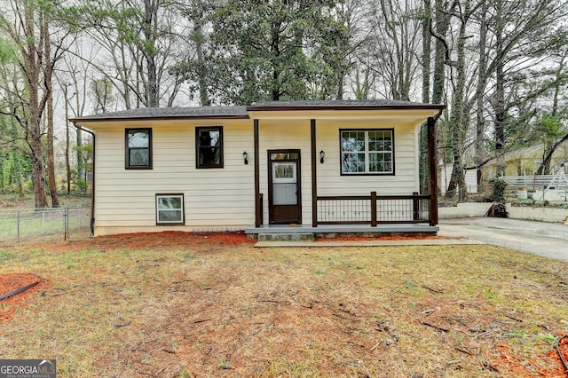 bi-level home featuring a front yard and covered porch