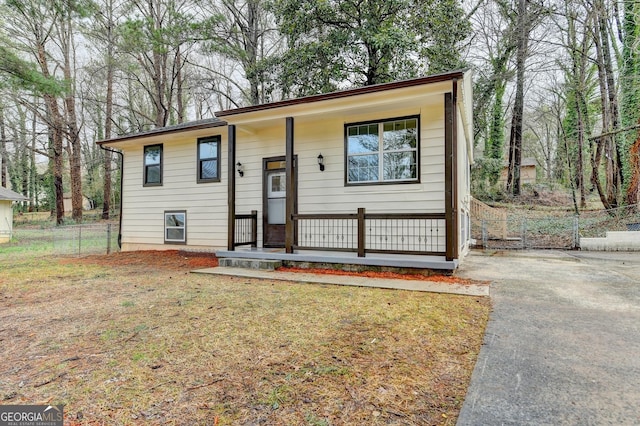 view of front of house featuring a front lawn