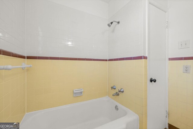 bathroom with tiled shower / bath