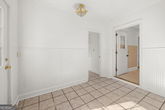 unfurnished room featuring light tile patterned flooring