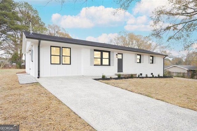 ranch-style house featuring a front lawn