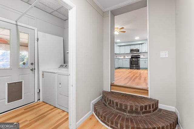 foyer entrance featuring ceiling fan, washer and dryer, and light wood-type flooring