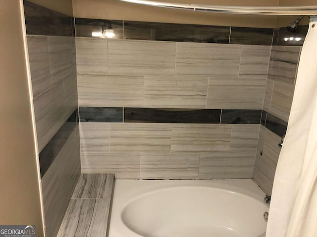 bathroom with tiled shower / bath