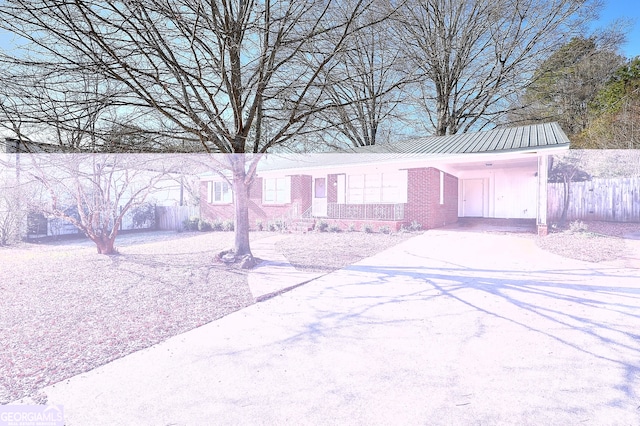 view of front of property featuring a front lawn and a carport