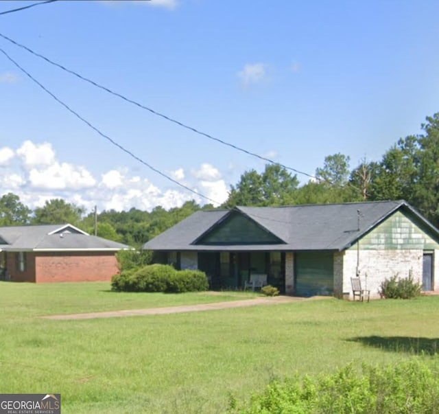 ranch-style home featuring a front yard