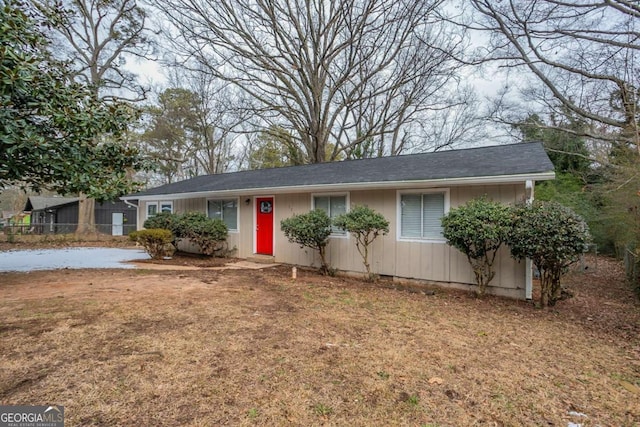 ranch-style house featuring a front yard