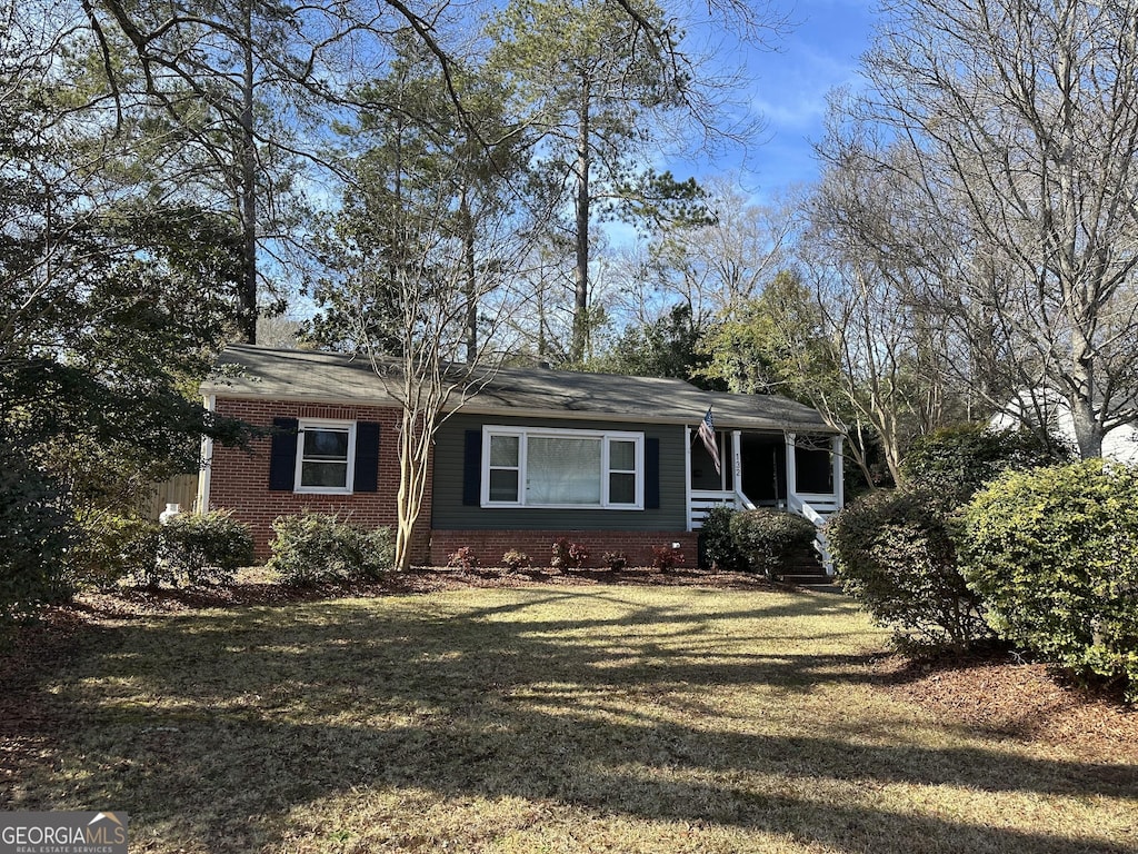 single story home featuring a front lawn