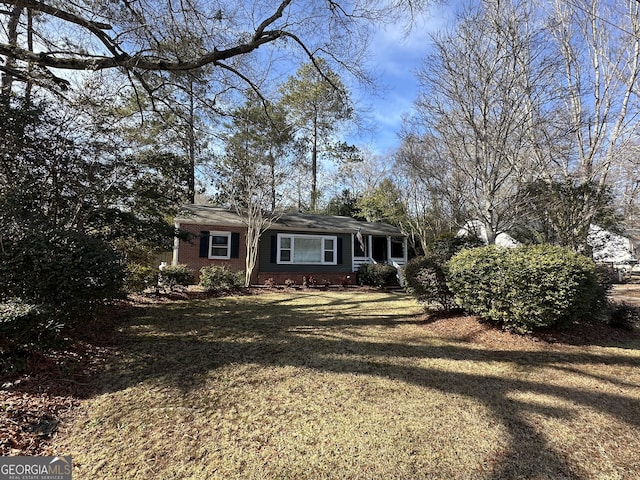 ranch-style house featuring a front lawn