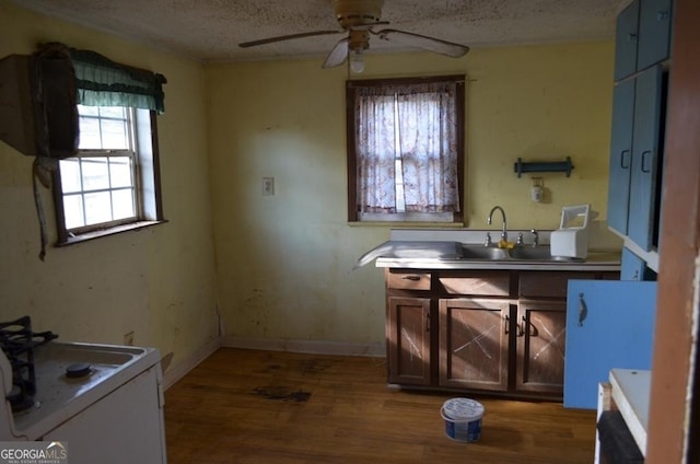 interior space featuring sink, a textured ceiling, dark hardwood / wood-style floors, ceiling fan, and white range oven