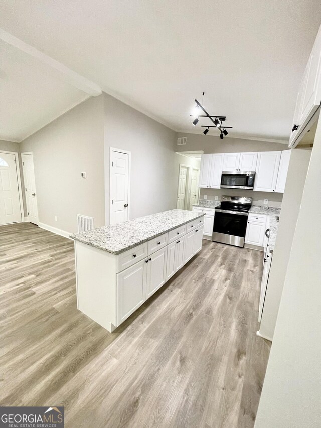 empty room featuring ornamental molding, ceiling fan, and light hardwood / wood-style floors