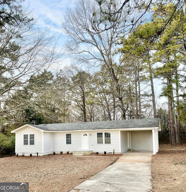 ranch-style house featuring driveway