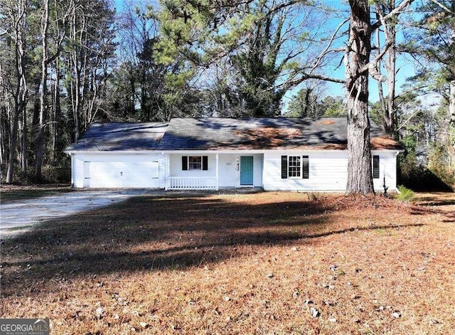 ranch-style home featuring a front lawn