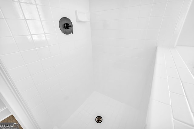 details with a tile shower