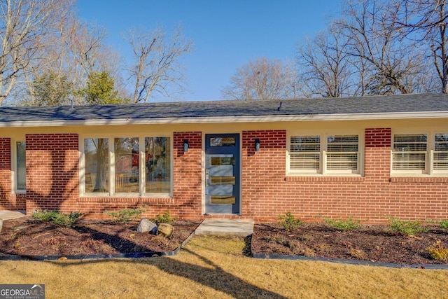 single story home with a front lawn