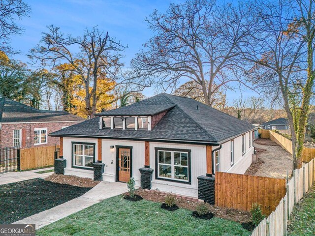 view of front of home featuring a front yard