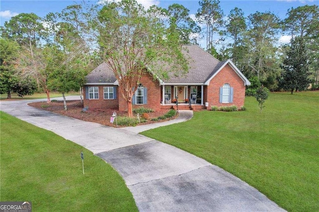 view of front facade featuring a porch and a front lawn