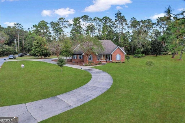 view of front facade featuring a front lawn