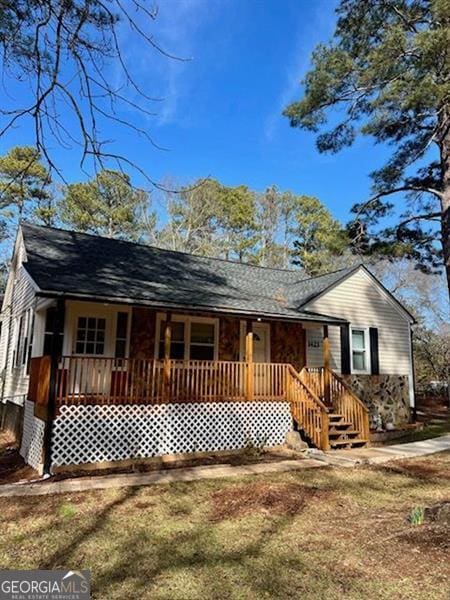 ranch-style home with a porch