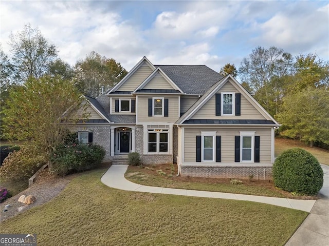 craftsman inspired home featuring a front yard