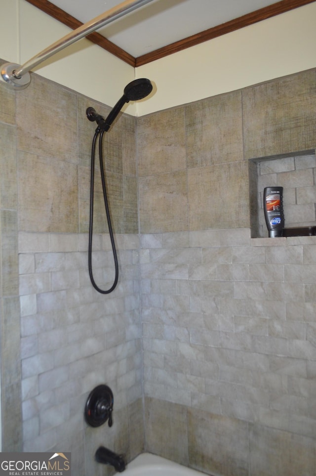 bathroom with tiled shower / bath