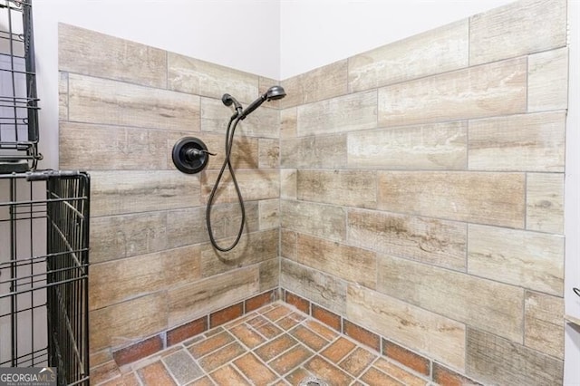 bathroom featuring a tile shower