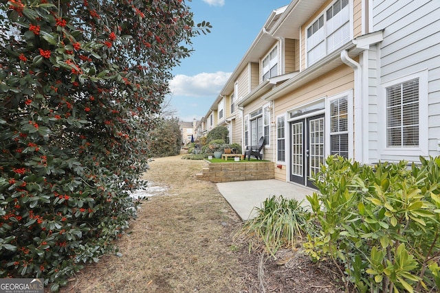 view of yard featuring a patio