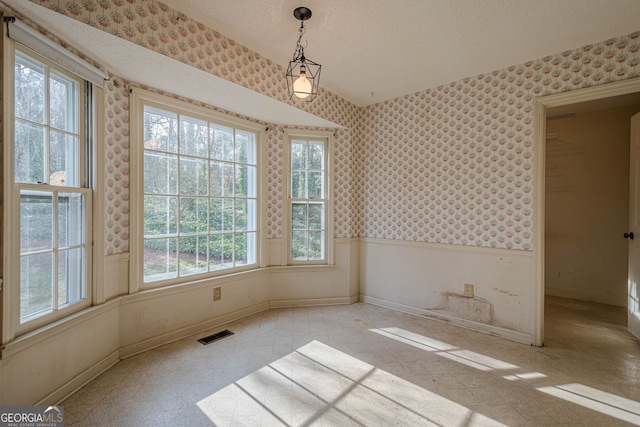 spare room featuring a textured ceiling