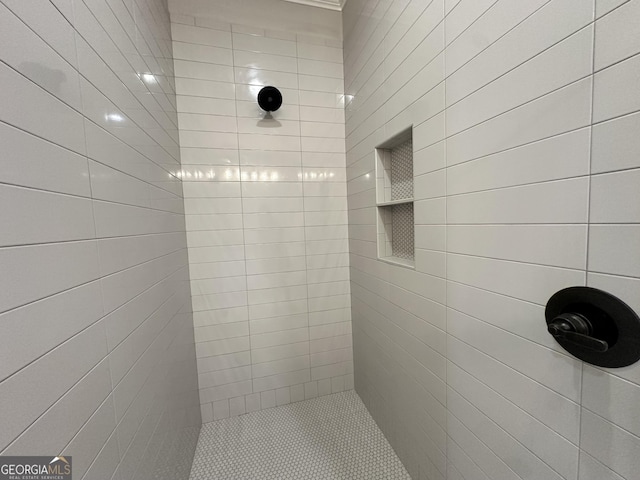 bathroom featuring tiled shower