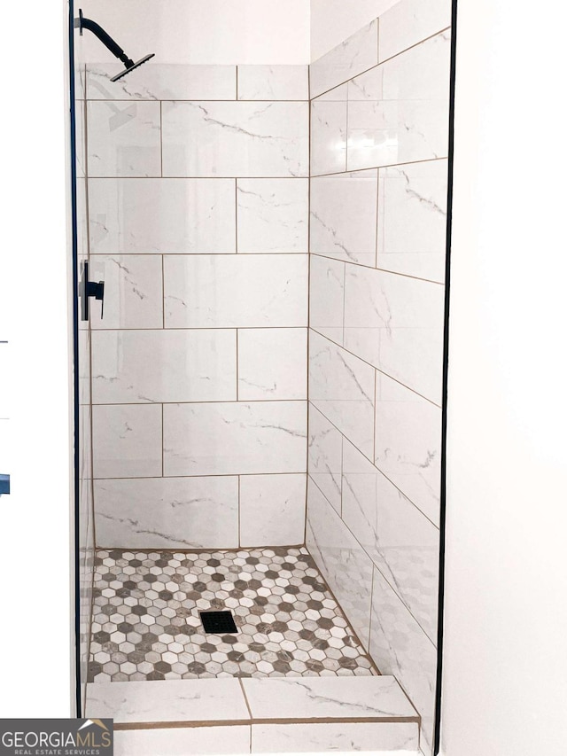 bathroom featuring a tile shower