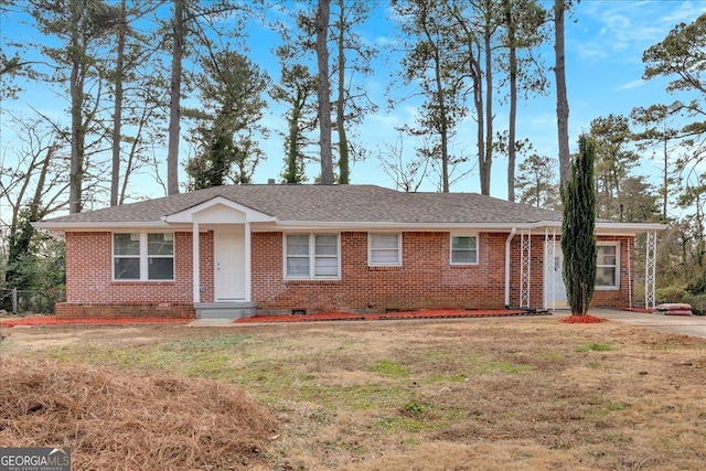 single story home with a front lawn