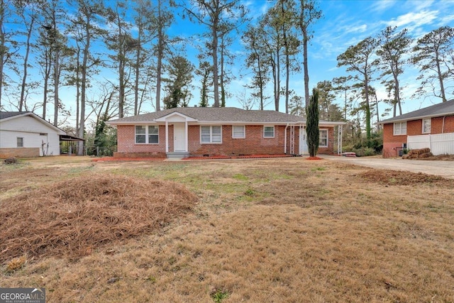 single story home with a front lawn