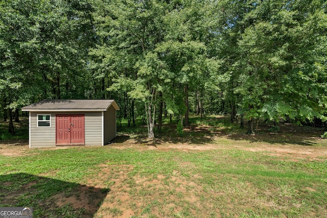 view of yard with a storage unit