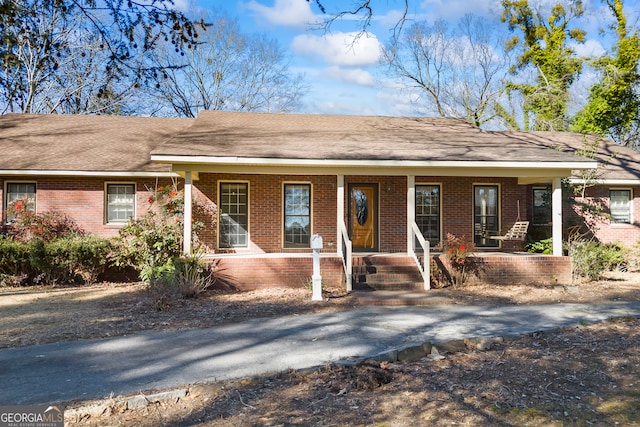 215 Bellvue Dr, Toccoa, GA 30577 - ranch-style home with covered porch