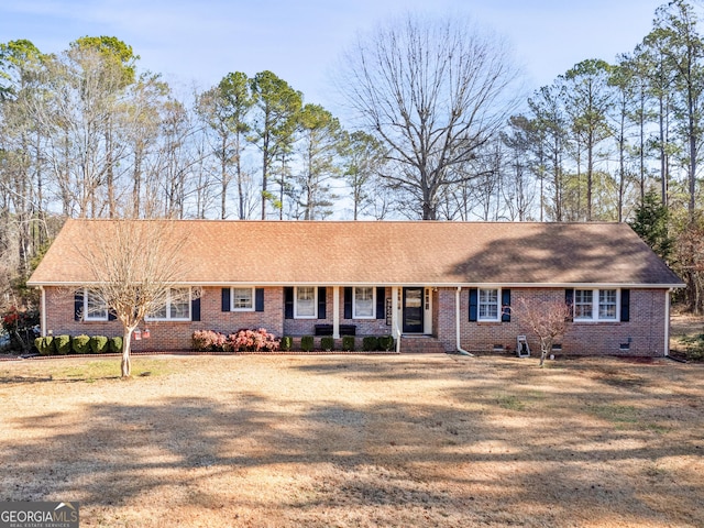 single story home with a front lawn