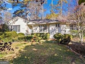 view of front facade featuring a front lawn