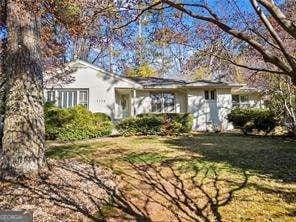 single story home featuring a front yard