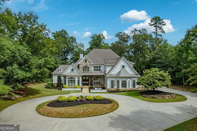 view of front of home featuring a front lawn