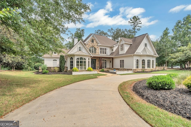 view of front of house featuring a front lawn