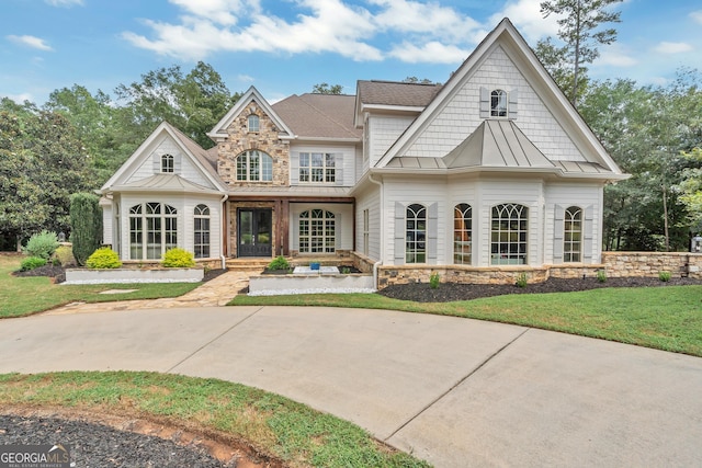 view of front facade featuring a front lawn