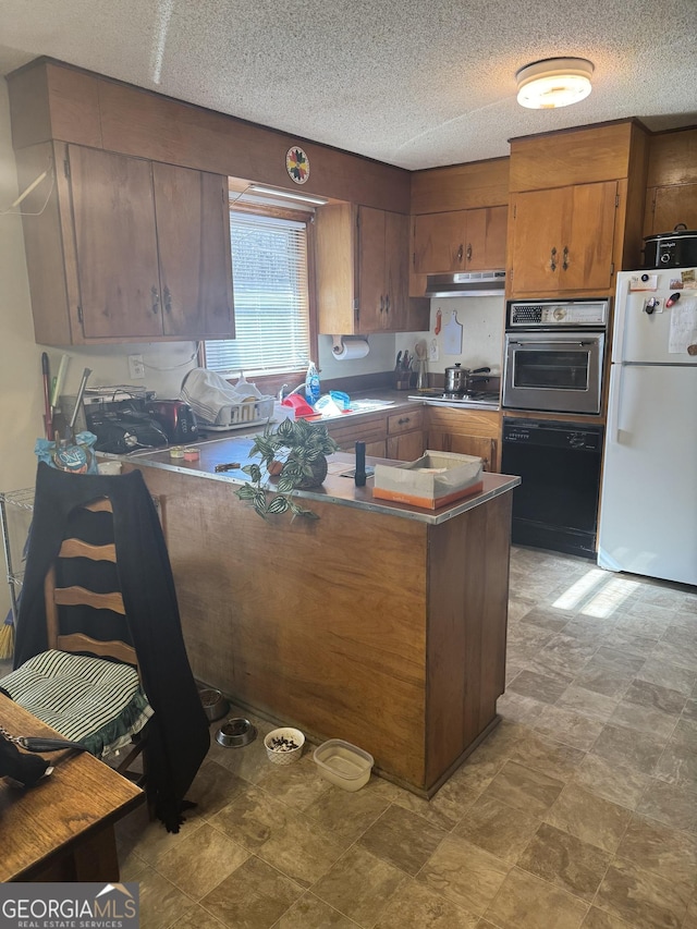 kitchen with stainless steel appliances and kitchen peninsula