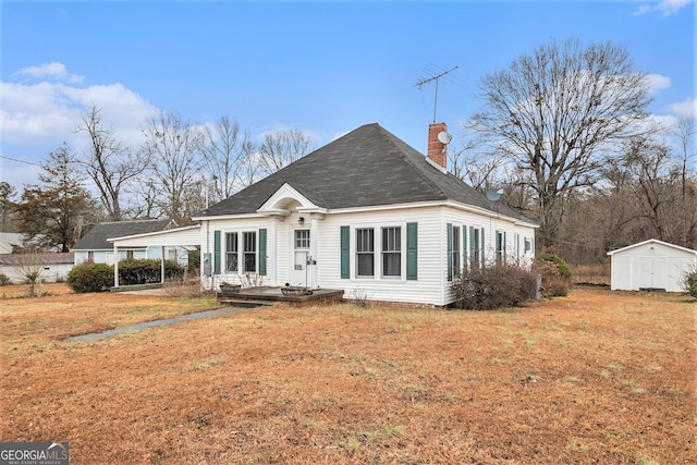 view of front of property featuring a front lawn and a carport